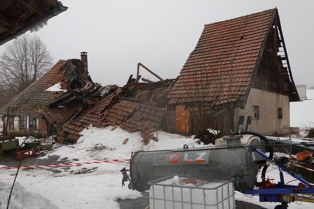 Wegen Schneemassen: Dach eines alten Bauernhofs in Herrischried strzt ein