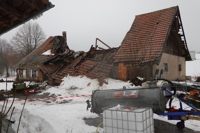 Das Dach dieses Bauernhofs in Groherr... der Schneemassen am Freitag zusammen.  | Foto: Hans-Jrgen Sackmann