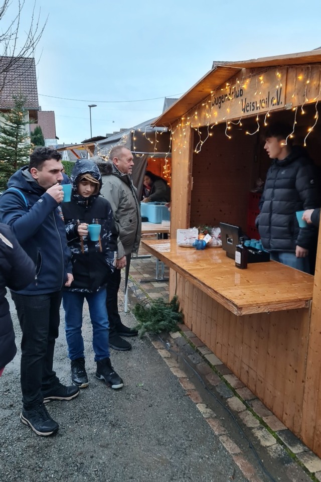 Der Jugendclub sorgte fr einen kleinen Weihnachtsmarkt-Ersatz.  | Foto: Ilona Hge