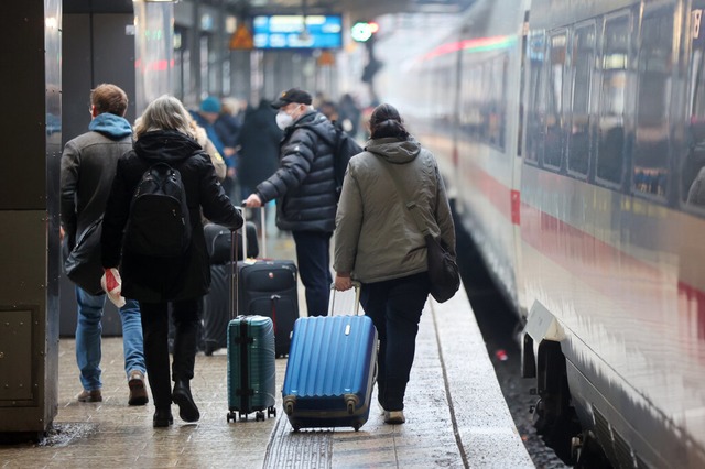 Trotz Versptungen und Sanierungsstau ...Bahn hohe Boni an den Vorstand zahlen.  | Foto: Bodo Marks (dpa)