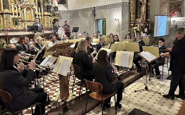 Unter der Leitung von Kevser Sagkol er...beim Konzert in der Kirche die Gste.   | Foto: Charlotte Frse