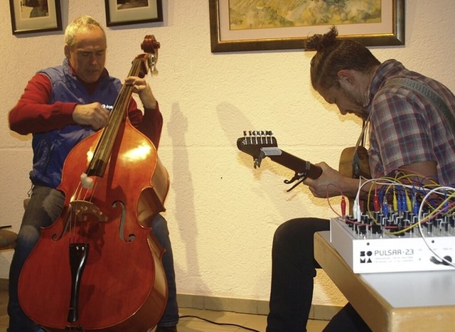 Alexander Frangenheim (links) und Sasc...it Kontrabass, Gitarre und Synthesizer  | Foto: Karin Stckl-Steinebrunner