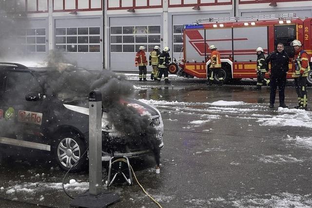 Feuerwehrleute proben fr den Ernstfall an einem E-Auto