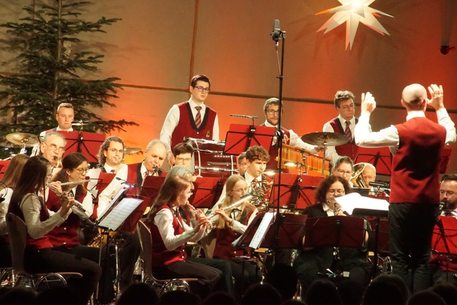 Die Stadtmusik Herbolzheim unter der Leitung von Bastian Lohnert in Aktion.  | Foto: Ilona Hge