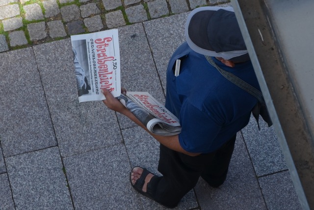 Eine Szene vom Juni 2022 in Emmendinge...rkauft das &#8222;Straenlicht&#8220;.  | Foto: Felix Lieschke