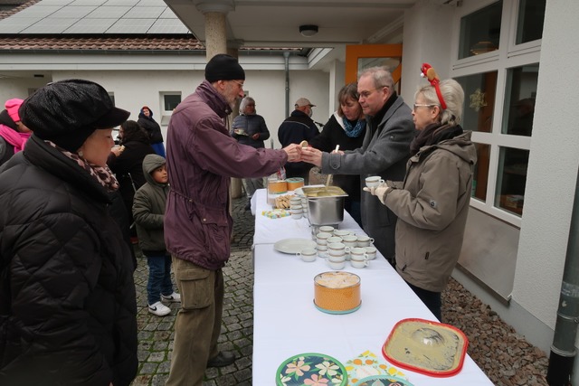 Auch eine dampfende Suppe gab es bei Brot und Herz am Nikolaustag.  | Foto: Christine Weirich