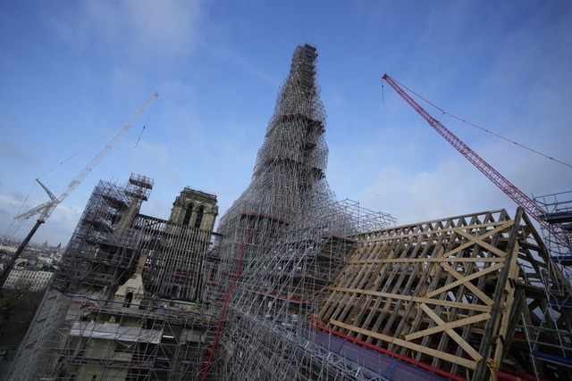 Was fr ein Dach soll auf Notre-Dame i...wird derzeit in Frankreich diskutiert.  | Foto: CHRISTOPHE ENA