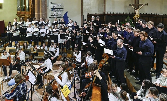 Chre und Ensembles des Max-Planck-Gym...sizierten in der vollen Stiftskirche.   | Foto: Endrik Baublies