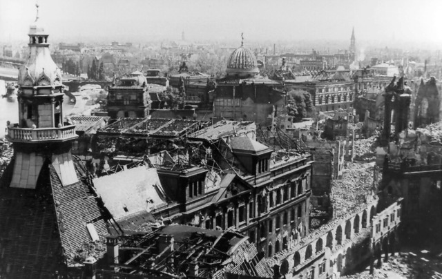 Dresden nach dem Bombenangriff 1945: H...ebte die Gromutter von Durs Grnbein.  | Foto: Gutbrod