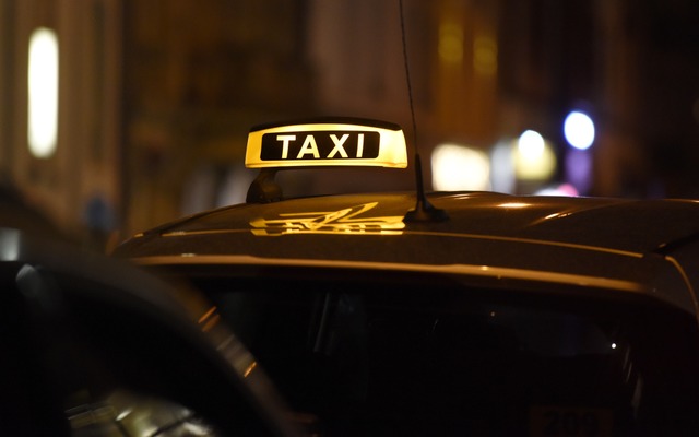 Wer nachts unterwegs ist, kann bei Saf...Bahn fr vier Euro ins Taxi umsteigen.  | Foto: Rita Eggstein