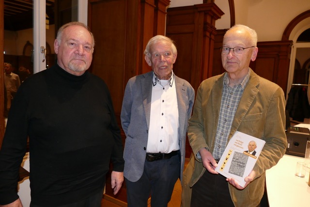 Die Buchautoren Helmut Siegel und Joac...ollik eine historische Einordnung gab.  | Foto: Sylvia Sredniawa