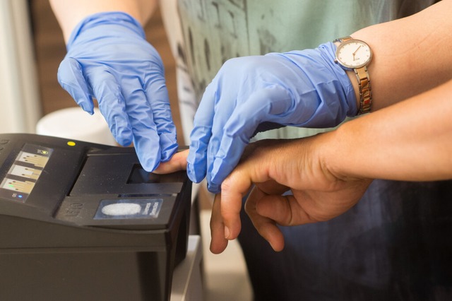 Die Fingerabdrcke von Geflchteten  u...bewerbern werden elektronisch erfasst.  | Foto: Klaus-Dietmar Gabbert