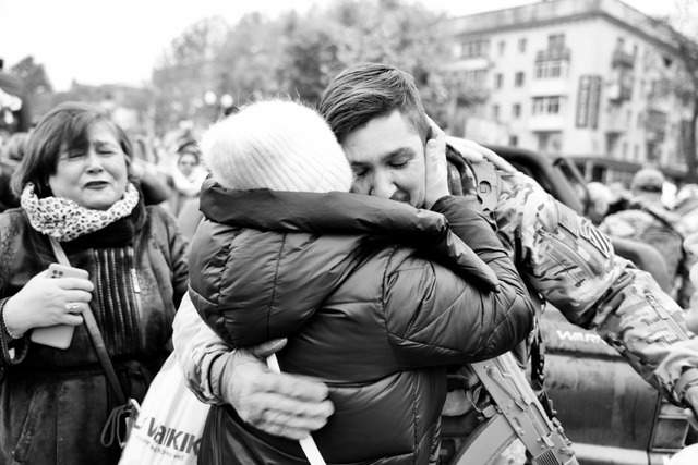 Nach der Befreiung: Menschen in Cherso...eude und umarmen ukrainische Soldaten.  | Foto: Till Mayer