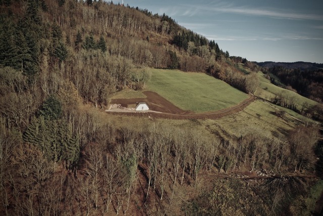 Von auen kaum zu sehen, fgt sich der...lter bald ganz in die Landschaft ein.  | Foto: Firma Pontiggia