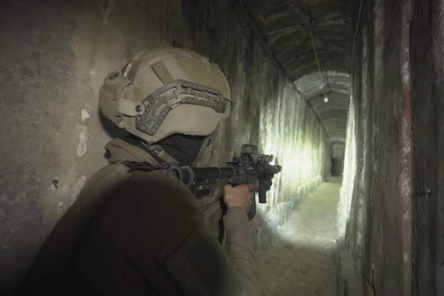 Ein israelischer Soldat in einem Tunnel unter Gaza-Stadt  | Foto: Victor R. Caivano (dpa)