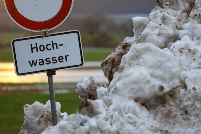 Die milden Temperaturen, anhaltender R...hhen vielerorts die Hochwassergefahr.  | Foto: Thomas Warnack (dpa)