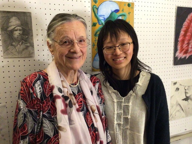 Zwischen ihnen liegen 69 Jahre: Magda ...Kinley Chophel (19) zeigen ihre Werke.  | Foto: Carmen Bauer