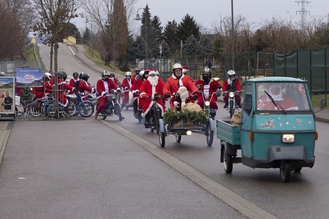 Rund 40 Teilnehmende starteten am Wochenende zur Weihnachtsmannsammelaktion.  | Foto: Hubert Gemmert