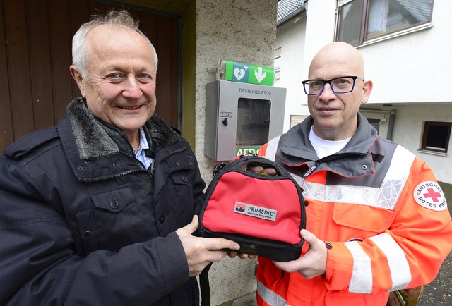 Reinhard Pfeiffer und Klaus Drrmeier ...dorte fr Defibrillatoren in Opfingen.  | Foto: Ingo Schneider