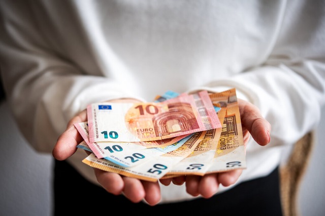 Sparer wollen ihr Geld mglichst gewinnbringend anlegen.  | Foto: Zacharie Scheurer (dpa)