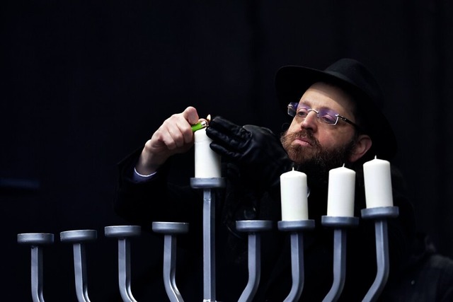 Ein Rabbiner entzndet Kerzen auf eine...nnuka, das Fest des Lichtes, gefeiert.  | Foto: Carsten Koall (dpa)