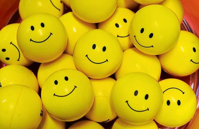 Smileys auf kleinen gelben Kunststoffb...nehmen, ist er heute weltweit bekannt.  | Foto: Martin Schutt (dpa)