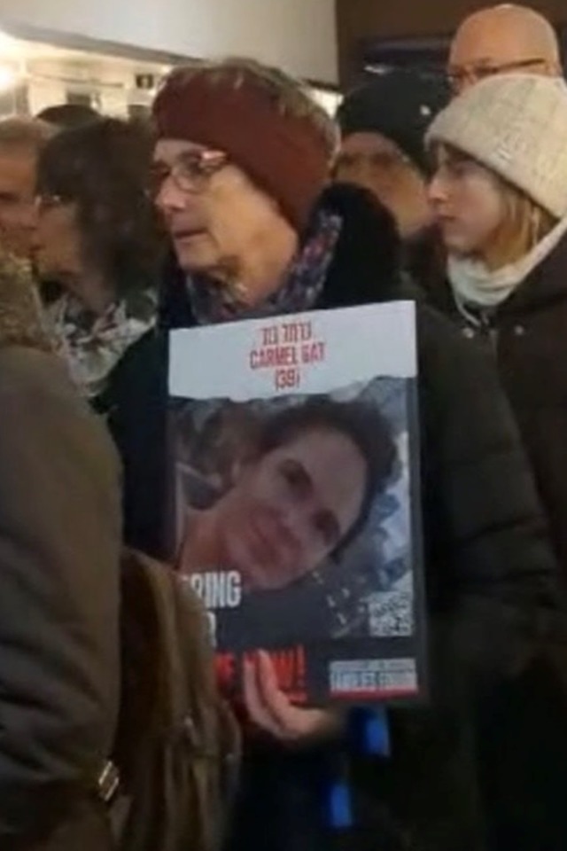 Auf einem Plakat an der Mahnwache in L... Cousine seines Freundes Gil Dickmann.  | Foto: Ulrich Tromm