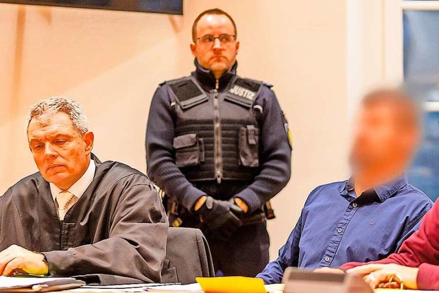 Der Angeklagte  sitzt neben seinem Verteidiger.  | Foto: Philipp von Ditfurth