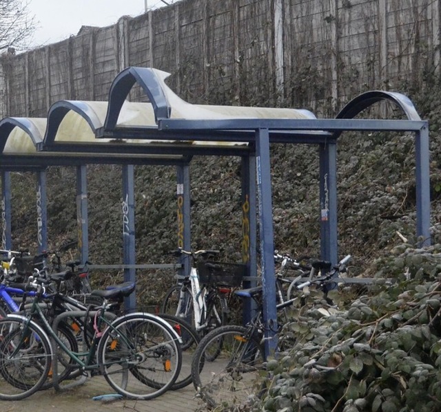 Die Stellpltze am Bahnhof befinden sich in marodem Zustand.  | Foto: Sebastian Krger