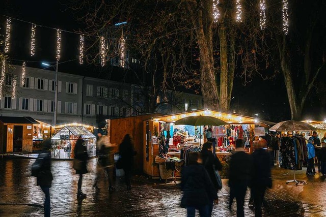 Seit 2022 steht ein Teil der Buden des Lrracher Weihnachtsmarkts im Hebelpark.  | Foto: Ansgar Taschinski