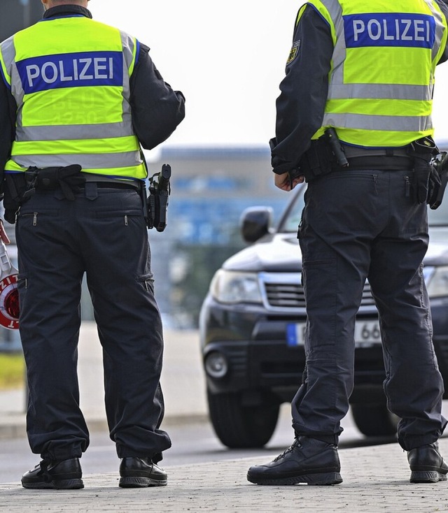 Polizisten bei einer Grenzkontrolle  | Foto: Patrick Pleul (dpa)