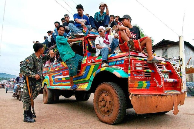 Die  Jeepneys sind in den Philippinen ...gelten aber  auch als Verkehrsrisiko.   | Foto: JAY DIRECTO