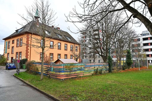 Das Sozial- und Jugendzentrum Breisach...Bolzplatz hinter dem Gebude (rechts).  | Foto: Thomas Kunz