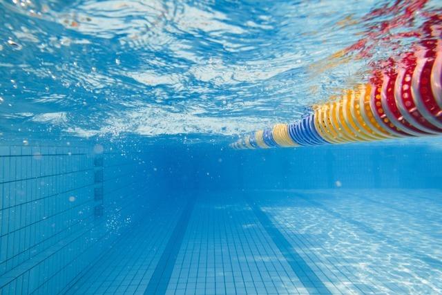 Schwimmbadbesuch verhilft einem Vater zu zwei fast schmerzfreien Stunden