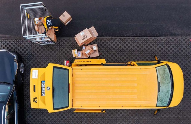 Logistikunternehmen haben vor Weihnach...osten fr manuelle Bearbeitung fhren.  | Foto: Jan Woitas (dpa)