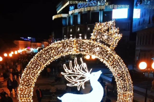 Stimmungsvoll beleuchtet: die albanische Stadt Shkodra  | Foto: Terenc Pepa