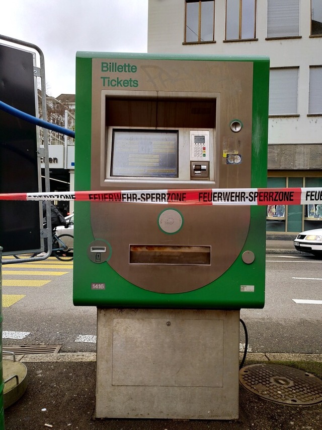 Mindestens 50 Fahrkartenautomaten in B...rden am Mittwoch mit Sure beschdigt.  | Foto: Savera Kang
