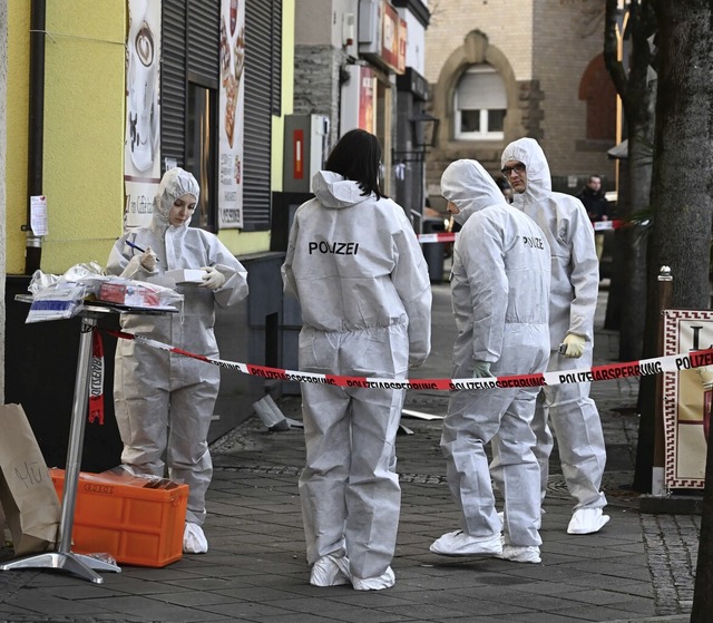 Einsatzkrfte der Spurensicherung sichern einen Tatort in Stuttgart.  | Foto: Bernd Weibrod (dpa)