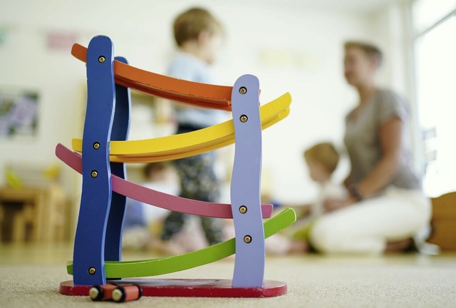 Spielzeug braucht es im Kindergarten &...nd sie trsten, wenn sie traurig sind.  | Foto: Uwe Anspach (dpa)