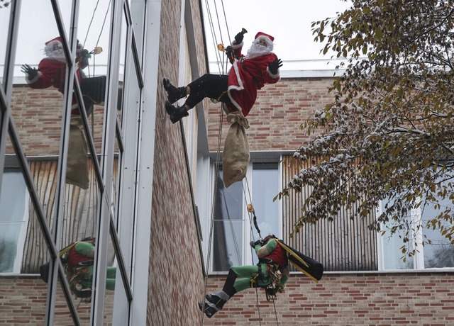 Mal ein etwas anderer Feuerwehr-Einsat...ersittsklinikum Hamburg-Eppendorf ab.  | Foto: Christian Charisius (dpa)