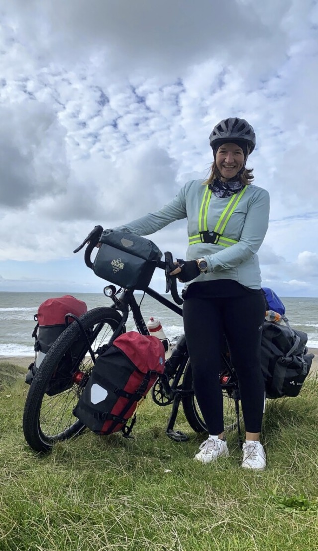 Voll bepackt: Lena Schuler und ihr Reiserad beim Start  auf den Lofoten  | Foto: Privat