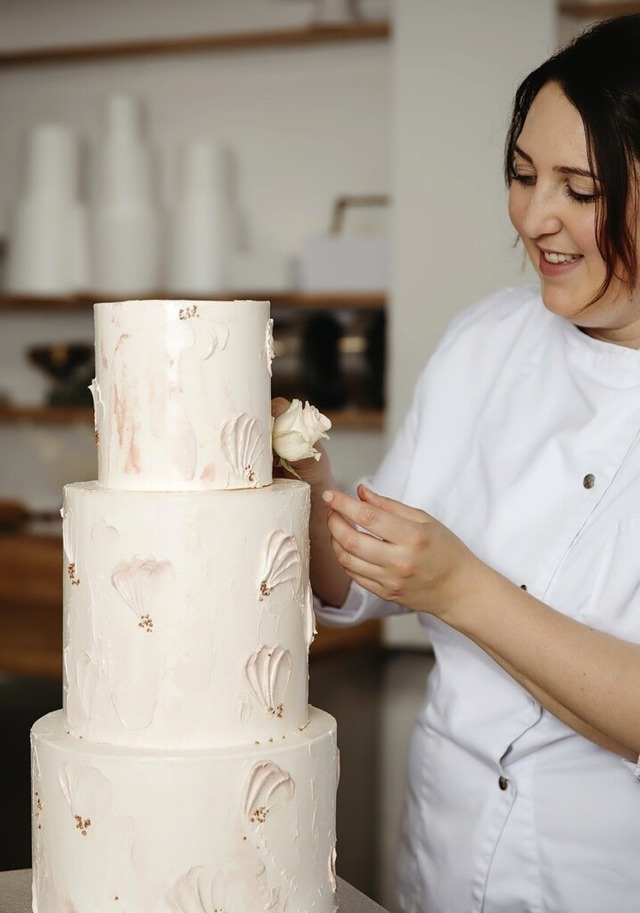 Konditormeisterin Franziska Klausmann dekoriert eine Hochzeitstorte.  | Foto: Maria Panzer