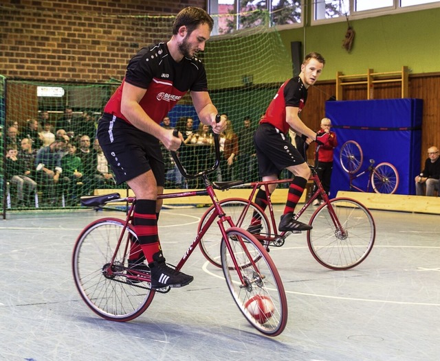 Beim Radball wird mit speziellen Radballrdern geflankt und geschossen.  | Foto: privat