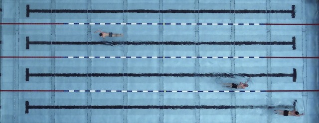 Schwimmer ziehen in einem Freibad ihre Bahnen.  | Foto: Arne Dedert (dpa)