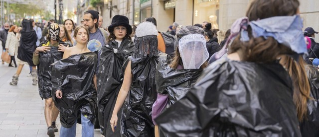 Beispiel Spanien: Eine Gruppe Aktivist...ay&#8220; und die Fast-Fashion-Marken.  | Foto: Marc Asensio Clupes (dpa)