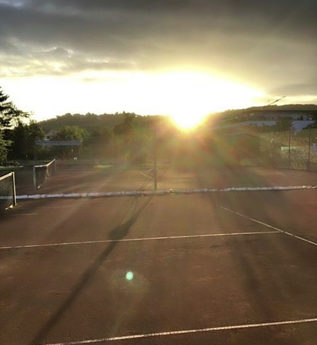 Ein Sommertag im Tenniscamp geht zu Ende.  | Foto: Elena Gro