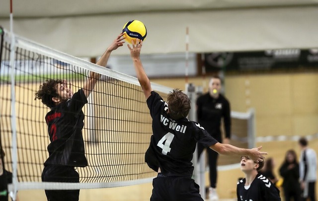 Spannung am Netz: Das Foto entstand bei einem Pokalspiel des VC Weil.  | Foto: Niklas Bienbeck