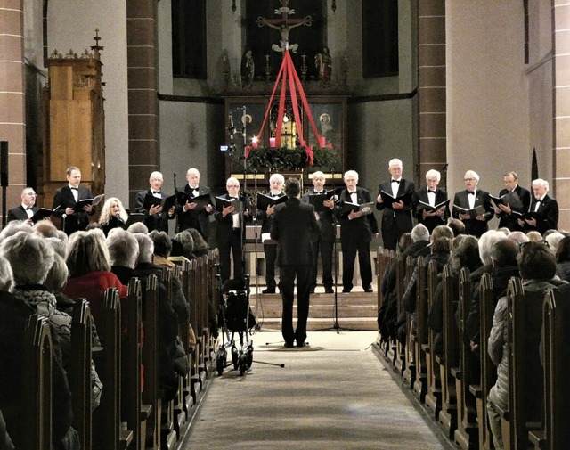 Das 25. Weihnachtskonzert der Sngerru...r das letzte fr Dirigent Hans Aerts.   | Foto: Sylvia-Karina Jahn