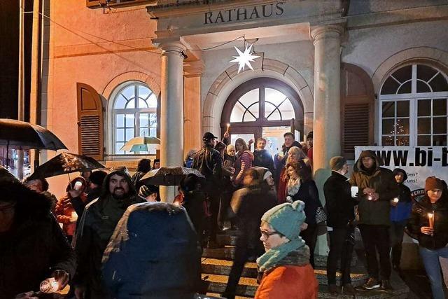 Stiller Protest vor dem Bonndorfer Rathaus gegen die Klrschlammanlage