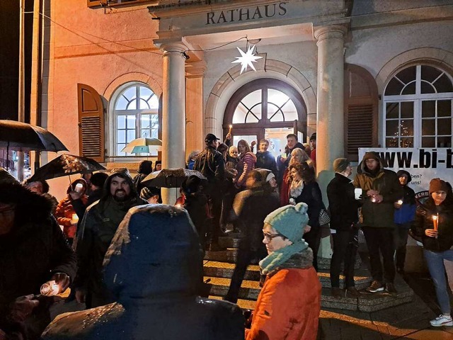 Im strmenden Regen harrten die Gegner der Anlage vor dem Rathaus aus.  | Foto: Verena Pichler